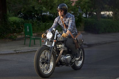 Ryan Reynolds no pierde estilo sobre la moto: cartera vintage, guantes de piel y gafas de aviador.