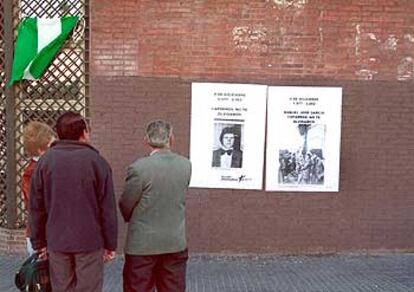 Dos personas observan el lugar donde estaba la placa a José Manuel Caparros.