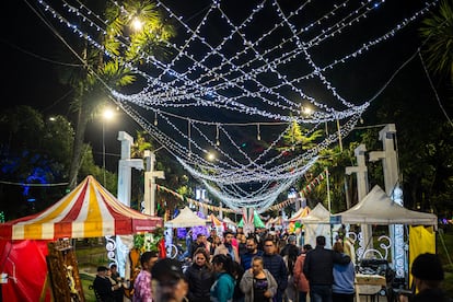 Feria de emprendimientos ubicada en el parque.