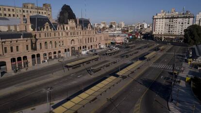 La terminal de trenes y buses de Plaza Constitución, desierta por la huelga general convocada por la CGT contra Macri.