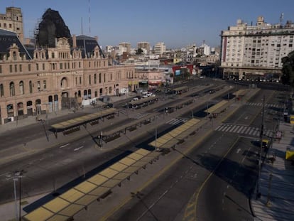 La terminal de trenes y buses de Plaza Constitución, desierta por la huelga general convocada por la CGT contra Macri.