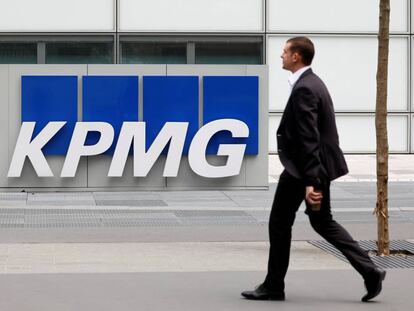 Logo de KPMG, en una de sus sedes en Francia, en una imagen de archivo.