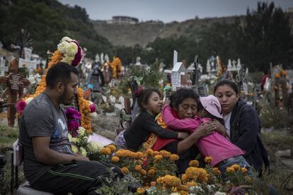 A mediados de julio de 2020 se contaron 836 muertes confirmadas en un solo día. En la imagen, familias visitan el panteón municipal de Xico, Estado de México, el cual habilitó un área para muertes por coronavirus. 