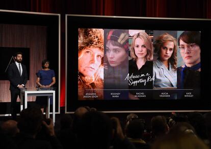 Momento en el que el actor y director John Krasinski y la presidenta de la Acacemia, Cheryl Boone Isaacs, anuncian las candidatas a Mejor Actriz de reparto 2016: Jennifer Jason Leight ('Los odiosos ocho'), Rooney Mara ('Carol'), Rachel McAdams ('Spotlight'), Alicia Vikander ('La chica danesa') y Kate Winslet ('Steve Jobs').