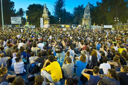 Un grupo de manifestantes, en una sentada frente a uno de los accesos al parque de la Ciutadella.