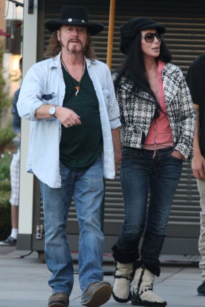 La cantante y actriz Cher (derecha) junto a su actual pareja, el productor y guionista Ron Zimmerman, en agosto de 2010.