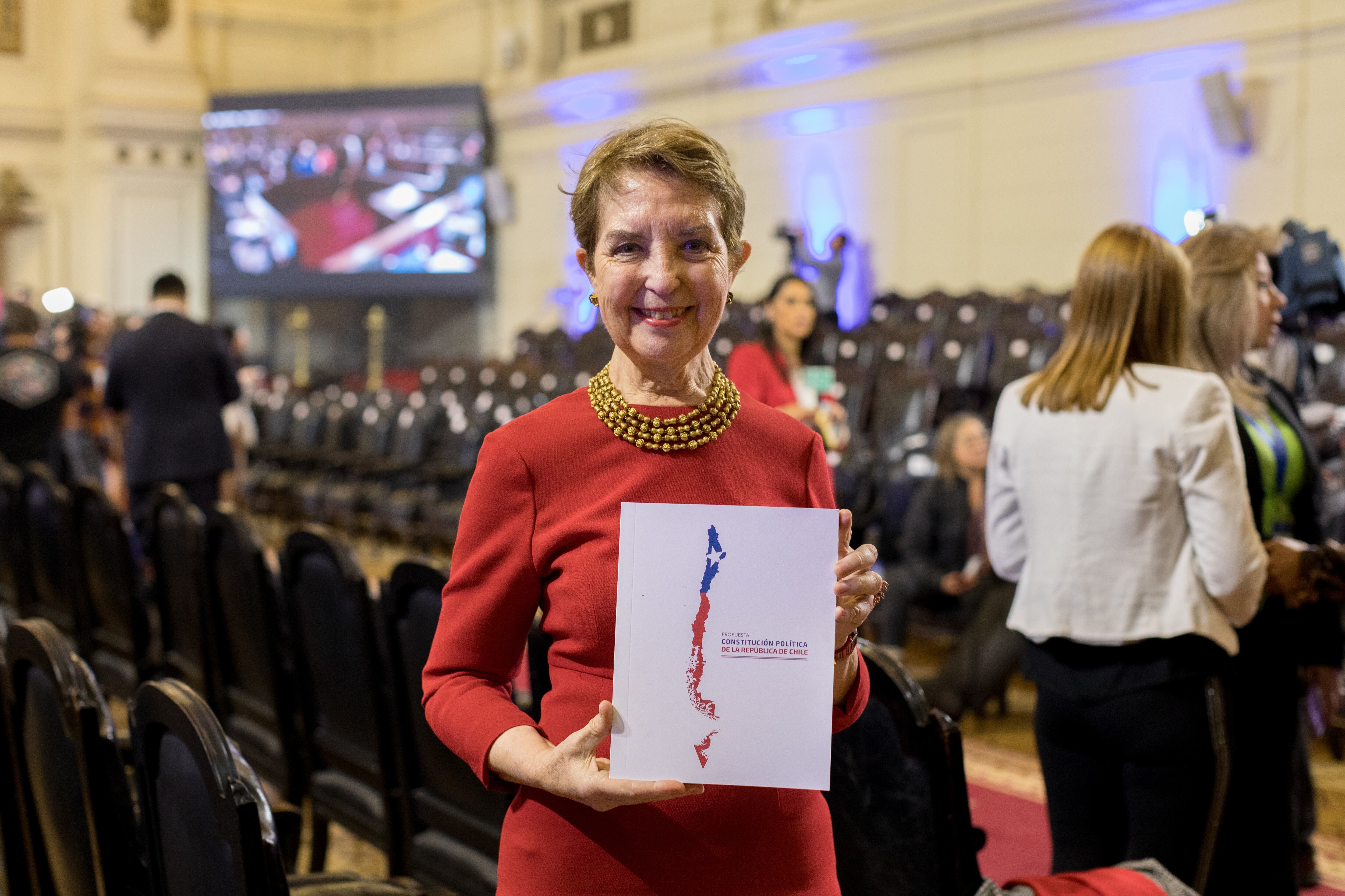 Gloria Hutt con la propuesta de Constitución en la vieja sede del Congreso Nacional, el 7 de noviembre.