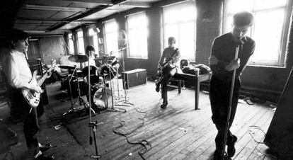 El suicidio del líder de Joy Division, Ian Curtis, en 1980, acabó con la historia de la banda, pero no con su legado musical.