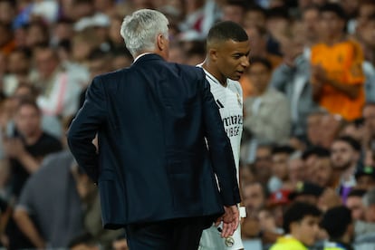 Kylian Mbappé (derecha) después de pedir el cambio durante el encuentro del Real Madrid contra el Alavés este martes en el Santiago Bernabéu, en Madrid.