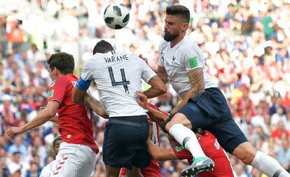 Varane y Giroud tratan de rematar un balón aéreo durante el Dinmarca-Francia dipsuatdo en el estadio Luzhniki de Moscú-