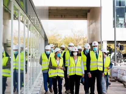 La presidenta madrileña, Isabel Díaz Ayuso, en el centro, el viernes pasado en la visita a la obra del Hospital Isabel Zendal, en Madrid.
