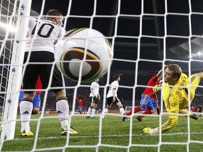 Neuer mira el balón en la red tras el gol de Puyol.
