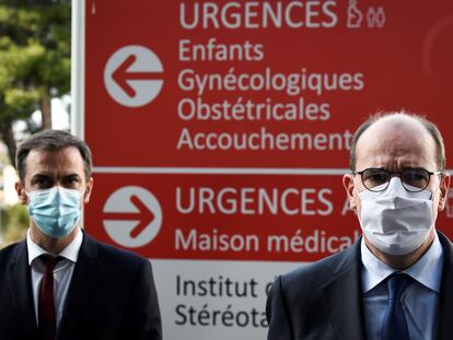 El ministro de Sanidad, Olivier Véran (i), y el primer ministro, Jean Castex, este fin de semana en un hospital de Marsella