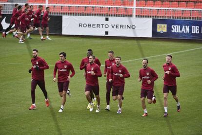 Los jugadores del Atlético durante el entrenamiento.