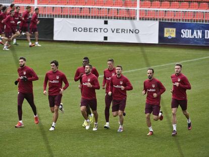 Los jugadores del Atl&eacute;tico durante el entrenamiento.