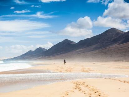 Un paseante en la playa de Cofete, en Fuerteventura.