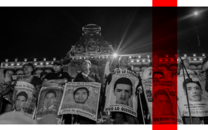 Padres de los 43 estudiantes desaparecidos de la Escuela Normal Rural de Ayotzinapa protestan frente al Palacio Nacional, el 26 de septiembre de 2023. 