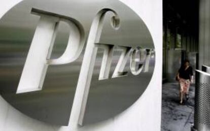 Imagen del logo de la farmacutica Pfizer, en sus oficinas centrales de Nueva York, Estados Unidos. EFE/Archivo