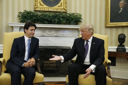 O primeiro-ministro canadense Justin Trudeau (esquerda) e o presidente Trump conversam no Salão Oval, na Casa Branca, no dia 13 de fevereiro de 2017.