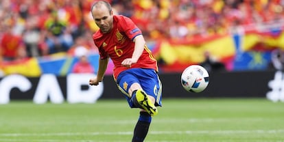 Iniesta, o maestro espanhol, contra os tchecos.