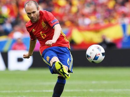 Iniesta, o maestro espanhol, contra os tchecos.