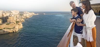 Una familia disfruta de las vistas desde la cubierta de un barco de MSC.