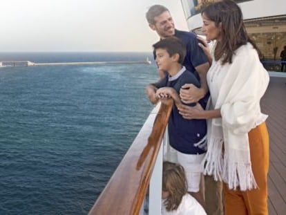 Una familia disfruta de las vistas desde la cubierta de un barco de MSC.