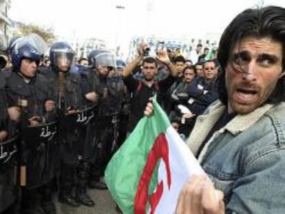 Manifestantes argelinos gritan lemas durante una protesta