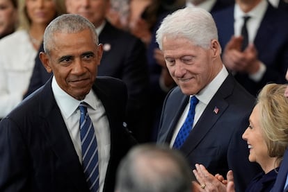 Barack Obama, junto a Bill y Hillary Clinton, en la toma de posesión del segundo mandato de Trump. 