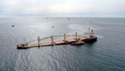 Vista aérea del granelero semihundido que está vertiendo aceite y fueloil frente a la costa de Gibraltar, este jueves.
