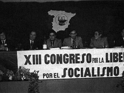 Mesa presidencial del XIII Congreso del PSOE, celebrado en Suresnes en octubre de 1974, en la que se puede ver a François Mitterrand y Alfonso Guerra.