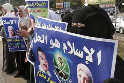 Mujeres egipcias portan carteles con el rostro de la única mujer incluida en las listas de los Hermanos Musulmanes.
