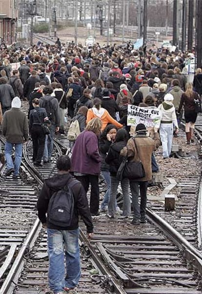 Estudiantes bloquean las vías en la estación de Lyon, en París.