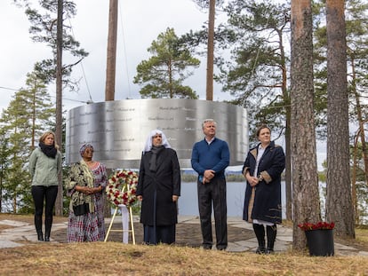 Monumento en recuerdo a las víctimas de la isla de Utøya. De izquierda a derecha: Catharina Bu, secretaria general de la asociación de la ONU de Noruega;  Joyce Banda, expresidenta de la República Democrática de Malawi; Mohammad bin Abdulkarim Al-Issa, secretario general de la Liga del Mundo Islámico; Finn Jarle Rode, director ejecutivo de The Oslo Center e Ingrid Marie Vaag Endrerud, directora ejecutiva de la isla de Utøya.