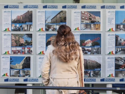 Anuncios de ventas de pisos en una inmobiliaria de Madrid.