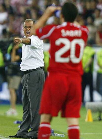 Terim da instrucciones a sus jugadores durante el Croacia-Turquía.