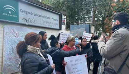 Concentración de familias del colegio público San Ignacio de Loyola, de Sevilla, contra el cierre del centro por su fusión con otro.