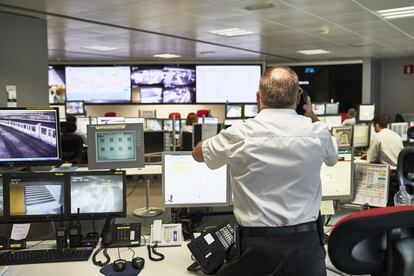 Centre de control del Metro de Barcelona, a La Sagrera, des d'on es controlen 8.000 càmeres de seguretat.