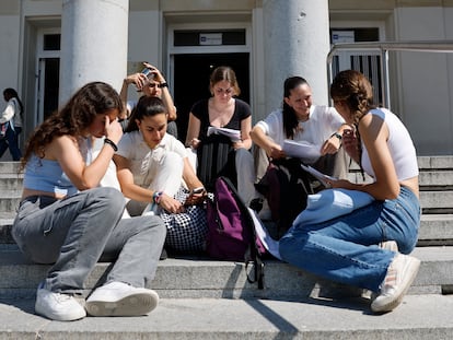 Candidatas de la EVAU a la entrada de facultad de Farmacia la Universidad Complutense de Madrid, el pasado 5 de junio.