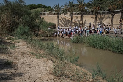 Un grupo de peregrinos se prepara para su bautizo en la parte oriental del río, en Cisjordania, mientras que la orilla opuesta se ve completamente seca. Durante los últimos años, este emplazamiento histórico ha visto como el cauce ha bajado drásticamente hasta llegar a niveles preocupantes. “El caudal del Jordán se ha reducido un 96% desde el inicio de los registros: ha pasado de 1.300 millones de metros cúbicos por año a unos 50 y 120 millones de metros cúbicos según la temporada", explica Ibrahim Alkilani, coordinador de proyectos de la ONG EcoPeace Middle East.
