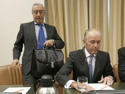 Los presidentes de Adif, Gonzalo Ferre (d), y Renfe, Julio Gómez-Pomar.