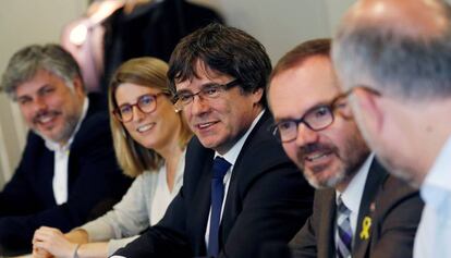 Carles Puigdemont, en una reunión con diputados de Junts per Catalunya en Berlín