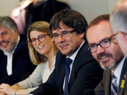 Carles Puigdemont, en una reunión con diputados de Junts per Catalunya en Berlín