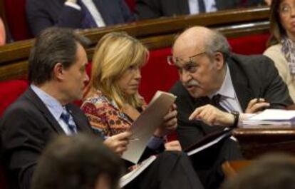 El presidente de la Generalitat, Artur Mas, conversa con el consejero de Economía, Andreu Mas-Colell, en presencia de la vicepresidenta del gobierno, Joana Ortega, durante la sesión de control a su gobierno celebrada esta mañana en el Parlament de Cataluña.