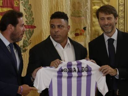 El alcalde de Valladolid, Oscar Puente; Ronaldo Nazário, nuevo propietario del Real Valladolid; y Carlos Suárez, presidente del club.