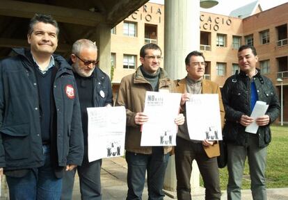 Dirigentes de Fete-UGT, CC OO, STEPV, Anpe y Cisf, en las puertas de la consejer&iacute;a.