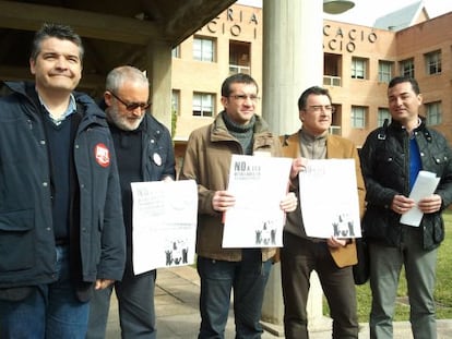 Dirigentes de Fete-UGT, CC OO, STEPV, Anpe y Cisf, en las puertas de la consejer&iacute;a.