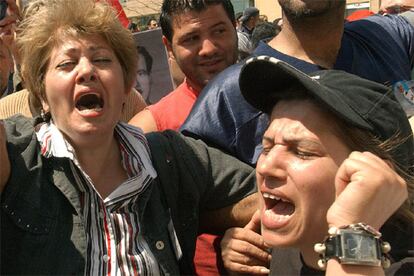 La retirada militar no ha cerrado completamente la crisis entre ambos países. En la foto un grupo de familiares de libaneses presos en Siria exige su liberación durante una marcha de protesta en Beirut