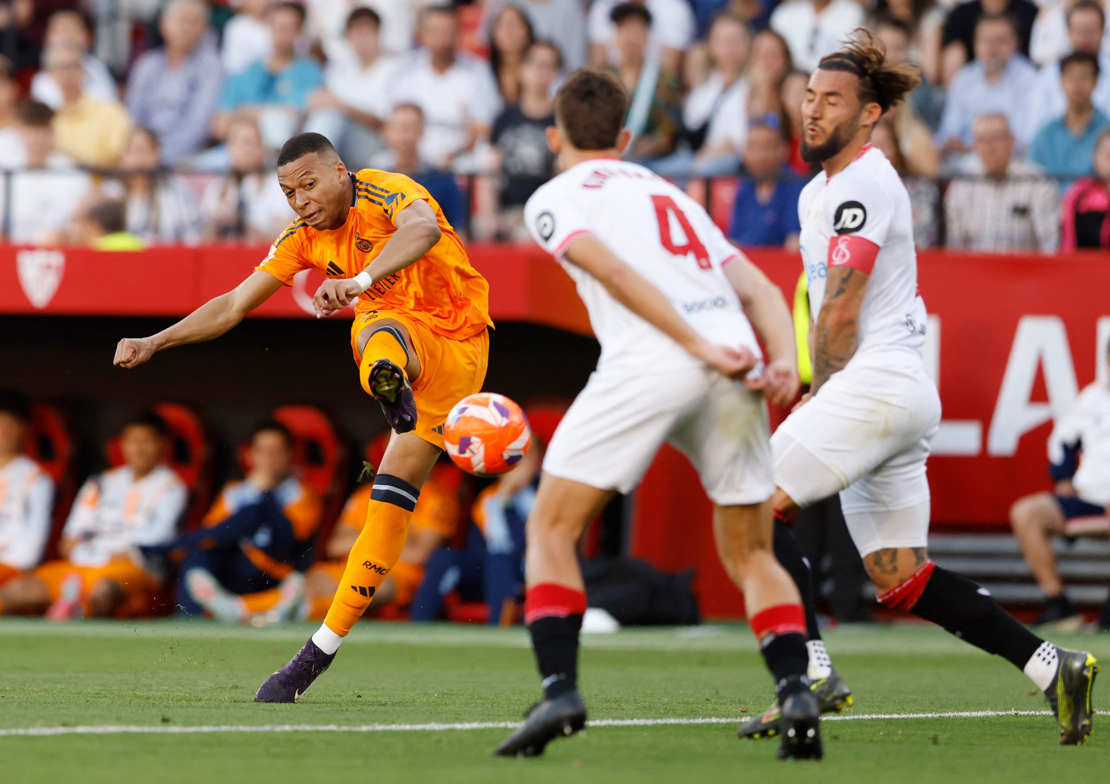 Mbappé atrapa su premio contra un Sevilla con nueve jugadores