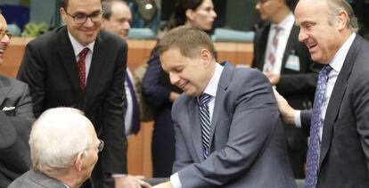 El ministro español de Economía, Luis de Guindos (d), en presencia del ministro eslovaco de Finanzas, Peter Kazimir (c), conversa con el ministro alemán de Finanzas, Wolfgang Schäuble, durante una reunión de los ministros de Economía y Finanzas de la zona euro, en Bruselas, Bélgica. EFE/Archivo